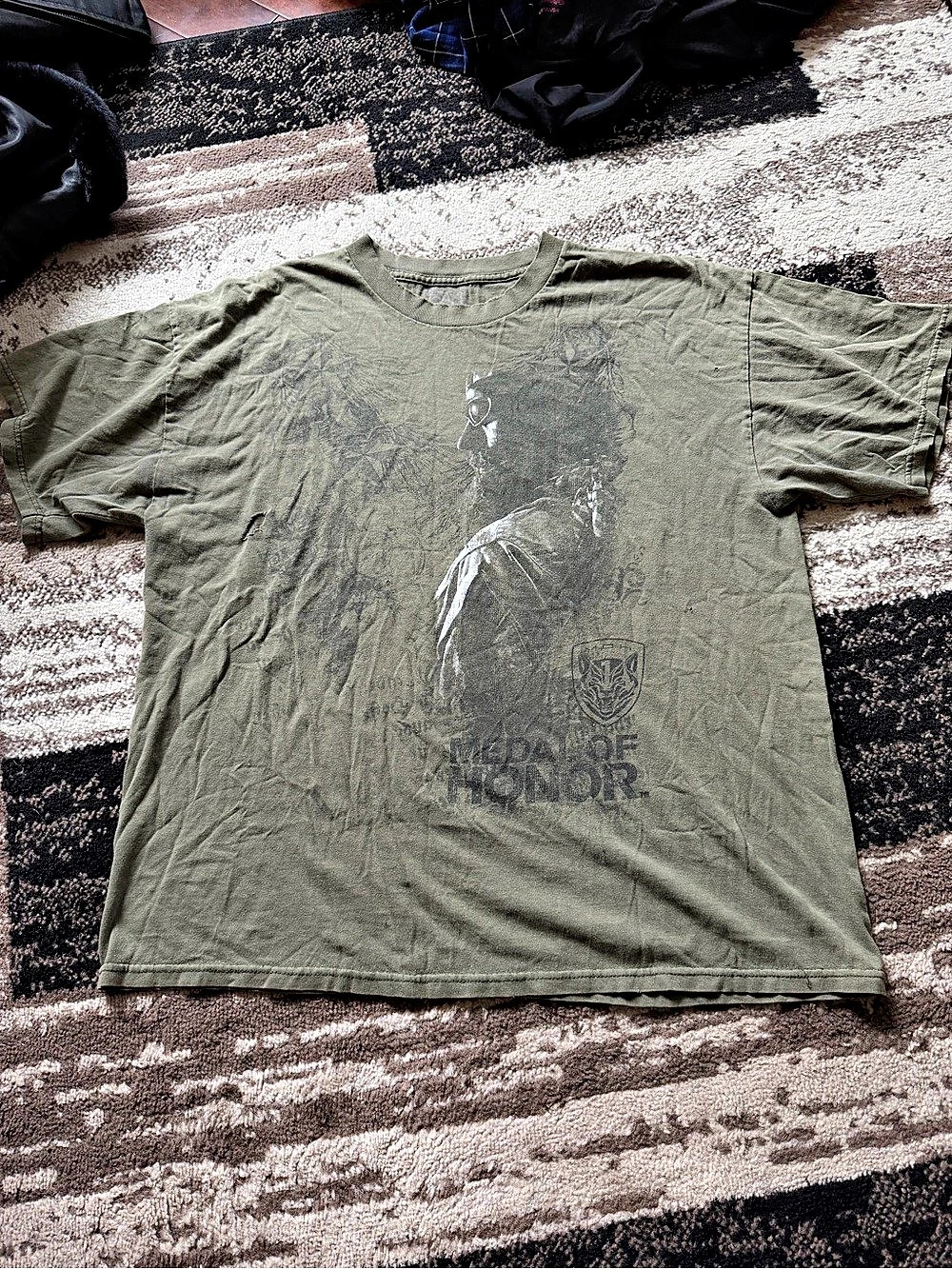 men’s Medal of honour forest green graphic shirt